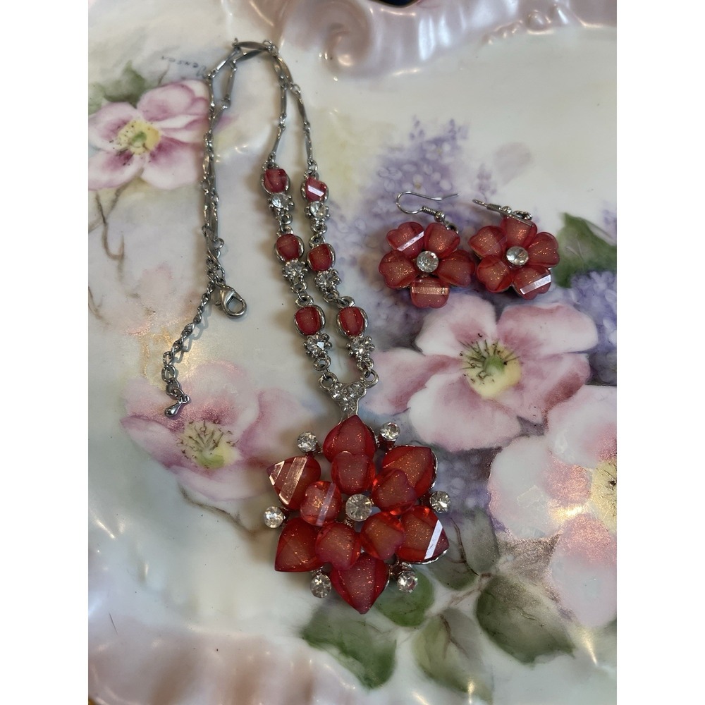Flower necklace and matching earrings for an evening‎ in Pink/red Boho vintage